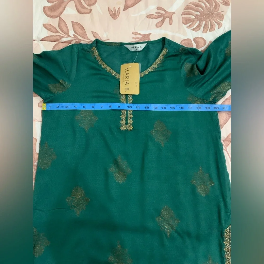 Green and Gold Embroidered Kurta Set - Picture 8 of 10